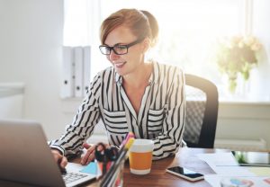 female business woman drinking coffee at her desk